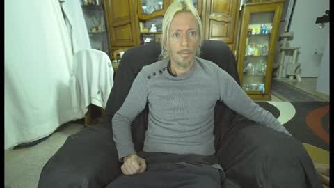 Snapshot of 00jeff31 chatting on 12/31/24, 09:28 jeff online show from 12/31/24, 09:28
