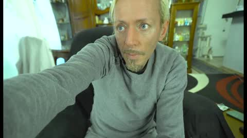 Snapshot of 00jeff31 chatting on 01/01/25, 12:44 jeff online show from 01/01/25, 12:44