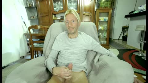 Snapshot of 00jeff31 chatting on 02/07/25, 08:33 jeff online show from 02/07/25, 08:33