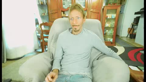 Snapshot of 00jeff31 chatting on 02/15/25, 02:44 jeff online show from 02/15/25, 02:44