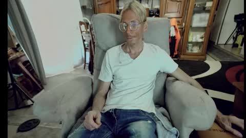 Snapshot of 00jeff31 chatting on 09/15/25, 02:39 jeff online show from 09/15/25, 02:39