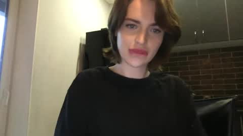 Snapshot of 1dove chatting on 12/11/24, 01:06 DOVE online show from 12/11/24, 01:06