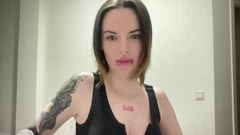 Snapshot of 1dove chatting on 10/15/25, 08:20 DOVE online show from 10/15/25, 08:20