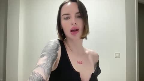 Snapshot of 1dove chatting on 10/21/25, 08:09 DOVE online show from 10/21/25, 08:09