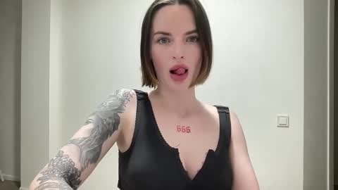 Snapshot of 1dove chatting on 10/27/25, 09:19 DOVE online show from 10/27/25, 09:19