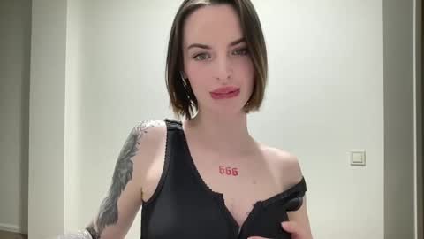 Snapshot of 1dove chatting on 11/11/25, 09:59 DOVE online show from 11/11/25, 09:59