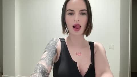 Snapshot of 1dove chatting on 11/26/25, 09:05 DOVE online show from 11/26/25, 09:05