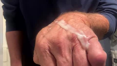 1hunglo412 online show from 10/28/25, 12:14