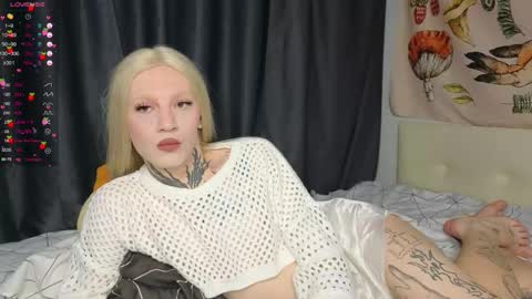 Snapshot of 1lola4ka chatting on 11/17/25, 04:24 Michelle online show from 11/17/25, 04:24