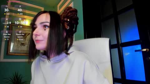 Snapshot of 1munique chatting on 10/09/25, 12:03 Moona online show from 10/09/25, 12:03