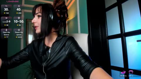 Snapshot of 1munique chatting on 10/11/25, 12:58 Moona online show from 10/11/25, 12:58