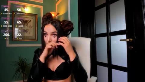 Snapshot of 1munique chatting on 10/15/25, 12:49 Moona online show from 10/15/25, 12:49