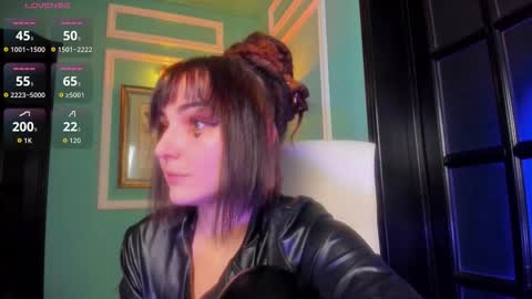 Snapshot of 1munique chatting on 11/28/25, 02:31 Moona online show from 11/28/25, 02:31