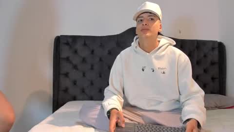 Snapshot of 1threestar chatting on 11/26/25, 12:17 1Threestar online show from 11/26/25, 12:17