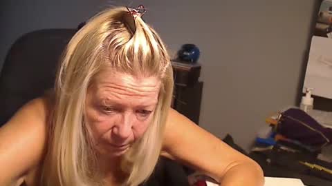 Snapshot of 1xtrahornyone chatting on 12/10/24, 03:22 Susan online show from 12/10/24, 03:22