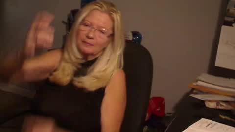 Snapshot of 1xtrahornyone chatting on 12/19/24, 02:01 Susan online show from 12/19/24, 02:01