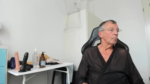 Henk online show from 09/28/25, 03:17