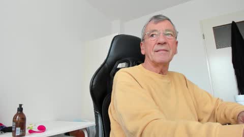 Snapshot of 200gentleman chatting on 11/03/25, 12:06 Henk online show from 11/03/25, 12:06