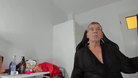 Snapshot of 200gentleman chatting on 11/05/25, 04:18 Henk online show from 11/05/25, 04:18