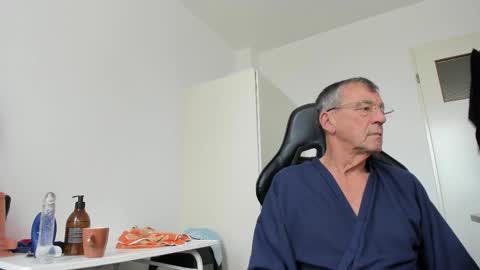 Snapshot of 200gentleman chatting on 11/06/25, 11:33 Henk online show from 11/06/25, 11:33