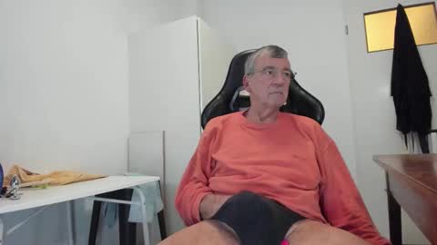 Snapshot of 200gentleman chatting on 11/13/25, 05:23 Henk online show from 11/13/25, 05:23