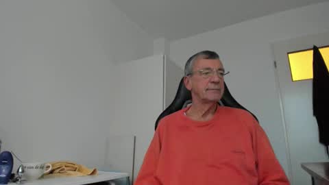 Snapshot of 200gentleman chatting on 11/14/25, 02:49 Henk online show from 11/14/25, 02:49