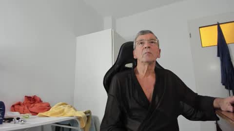 Snapshot of 200gentleman chatting on 11/16/25, 04:34 Henk online show from 11/16/25, 04:34