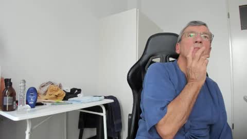 Snapshot of 200gentleman chatting on 11/25/25, 02:06 Henk online show from 11/25/25, 02:06