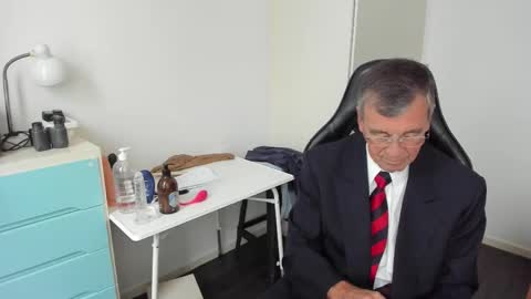 Snapshot of 200gentleman chatting on 11/28/25, 12:08 Henk online show from 11/28/25, 12:08