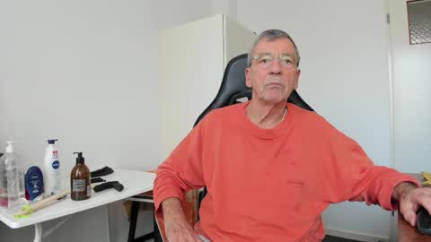 Snapshot of 200gentleman chatting on 12/04/25, 12:58 Henk online show from 12/04/25, 12:58