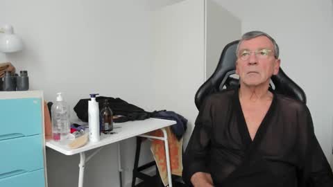 Snapshot of 200gentleman chatting on 12/14/25, 12:21 Henk online show from 12/14/25, 12:21