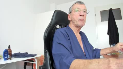 Snapshot of 200gentleman chatting on 12/17/25, 10:43 Henk online show from 12/17/25, 10:43