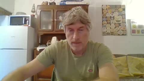 Snapshot of 22esserre chatting on 10/20/25, 11:43 22esserre online show from 10/20/25, 11:43