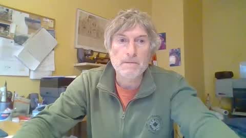 Snapshot of 22esserre chatting on 10/28/25, 03:47 22esserre online show from 10/28/25, 03:47