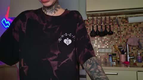 Snapshot of 2badforyou chatting on 10/26/25, 04:13 30 NOV online show from 10/26/25, 04:13