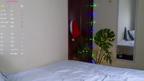 Snapshot of 2cbutterfly chatting on 12/15/24, 10:28 2cbutterfly online show from 12/15/24, 10:28