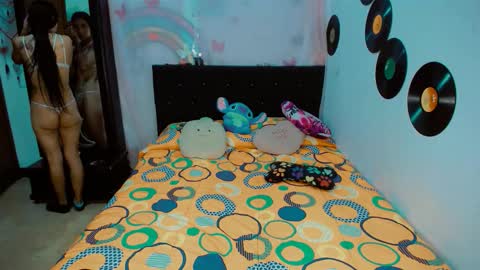 Snapshot of 2girls__dream chatting on 11/10/25, 08:13 samantha sharon online show from 11/10/25, 08:13