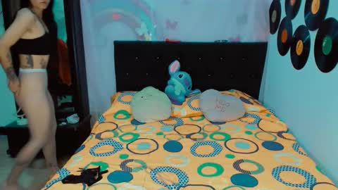 Snapshot of 2girls__dream chatting on 11/20/25, 08:25 samantha sharon online show from 11/20/25, 08:25