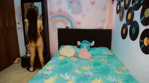 Snapshot of 2girls__dream chatting on 12/14/25, 07:25 samantha sharon online show from 12/14/25, 07:25