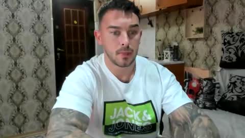 Snapshot of 2sexymuscles chatting on 10/17/25, 07:38 2sexymuscles online show from 10/17/25, 07:38