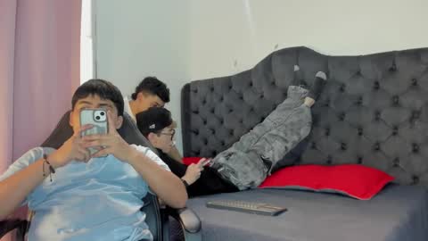 Guy 1  Guy 2  Guy 3. online show from 11/15/25, 07:21