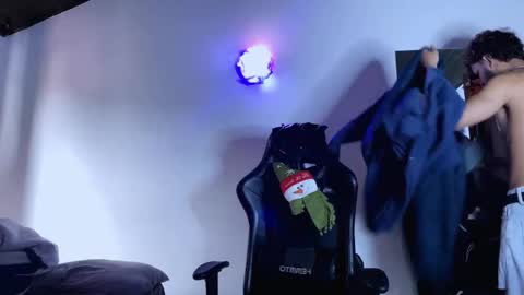 Snapshot of 3v1l_ chatting on 11/15/25, 06:48 E V I L online show from 11/15/25, 06:48