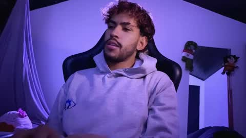 Snapshot of 3v1l_ chatting on 11/27/25, 04:03 E V I L online show from 11/27/25, 04:03