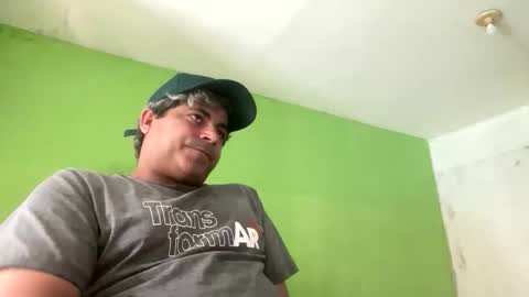 Snapshot of 9vinhocamshow chatting on 11/21/25, 12:04 9vinhocamshow online show from 11/21/25, 12:04