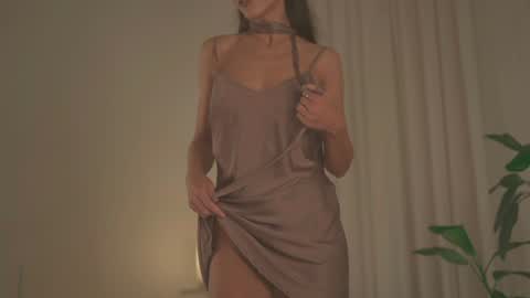 Olivia dark hair  Zoe light hair online show from 10/28/25, 12:14