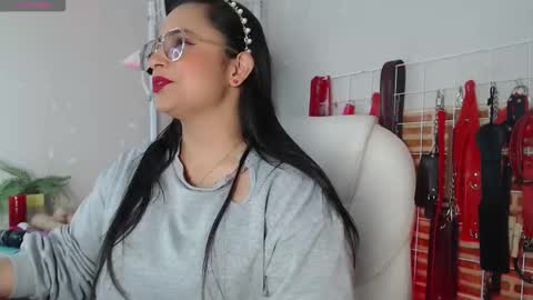 Snapshot of _adahara_queen_ chatting on 12/18/25, 03:45 Adahara online show from 12/18/25, 03:45