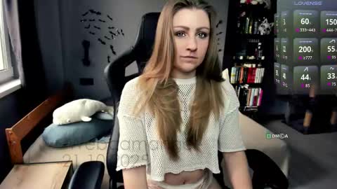 Snapshot of _aleksaa_ chatting on 10/21/25, 12:17 Aleksandra online show from 10/21/25, 12:17