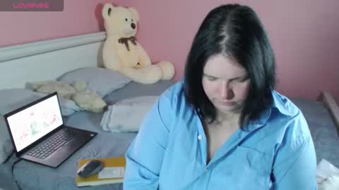 Snapshot of _alexandra_ray_ chatting on 12/17/25, 10:10 _alexandra_ray_ online show from 12/17/25, 10:10