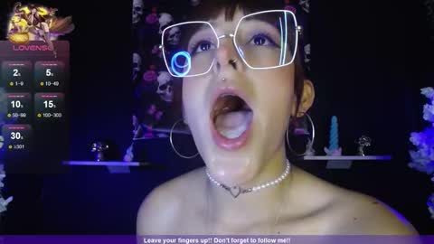 Snapshot of _alhanna chatting on 10/15/25, 10:43 Alhanna online show from 10/15/25, 10:43