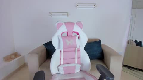 Snapshot of _april_smith_ chatting on 10/06/25, 12:13    online show from 10/06/25, 12:13